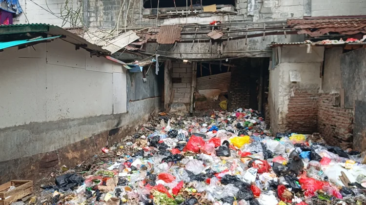 Satpel LH Sebut Tumpukan Sampah di Rusun Angke Bukan TPS Resmi