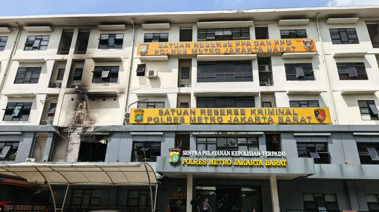 Lantai 2 Gedung Reskrim Polres Jakbar Terbakar, Penyebab Masih Diselidiki