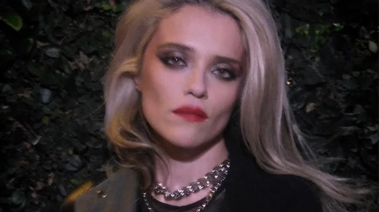 Polemik Materi Lagu Sky Ferreira di Album Charli