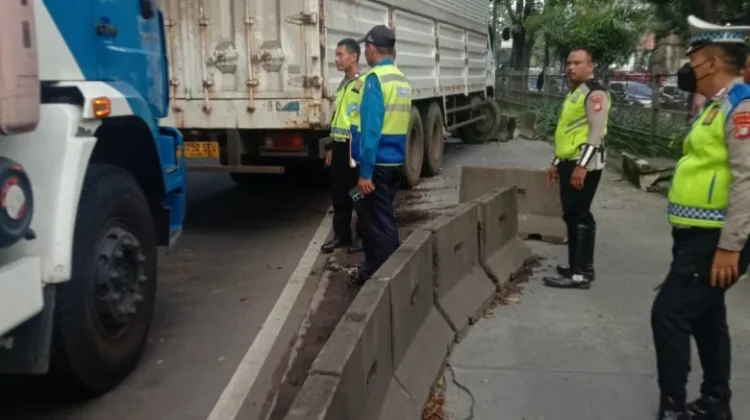 Diduga Hilang Kendali, Truk Tronton Tabrak Separator Busway