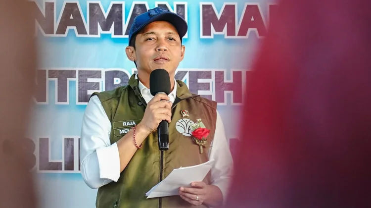 Menhut Raja Antoni Bagikan 9 SK Perhutanan Sosial