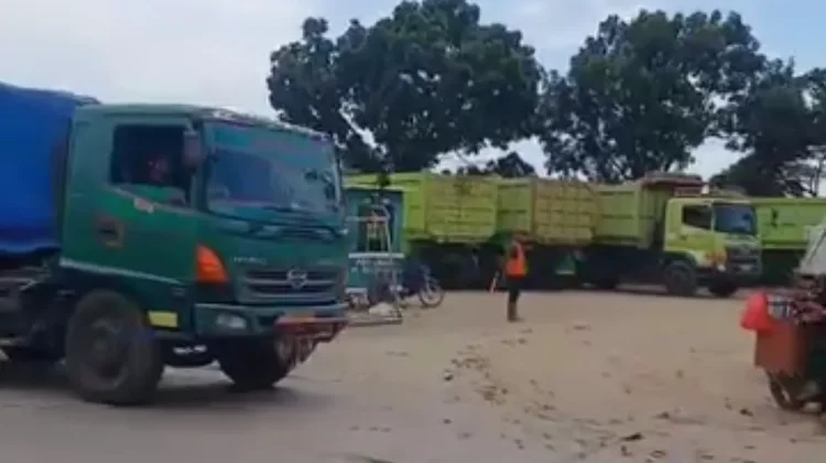 Akses Marunda Dipenuhi Ceceran Tanah Merah, Warga Resah