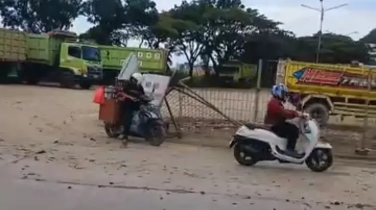Pengendara Keluhkan Polusi Debu Pasir di Akses Marunda
