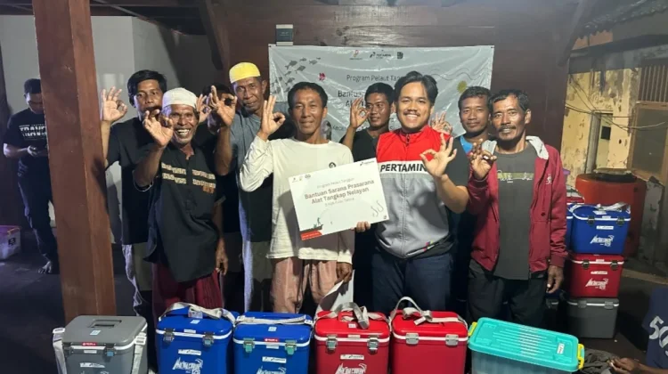PT. Pertamina Salurkan Bantuan Alat Tangkap Ikan di Pulau Sabira