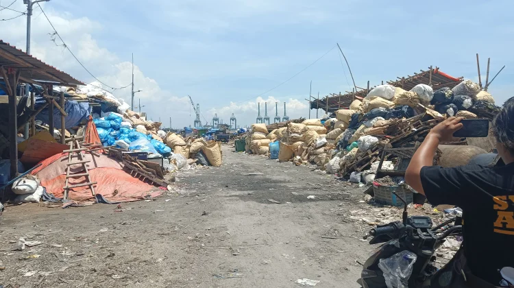 Warga Kalibaru Keluhkan Penumpukan Limbah Mengganggu Akses Jalan