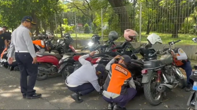 Penertiban Parkir Liar di Kembangan, 8 Motor Diderek dan Puluhan Dicabut Pentil