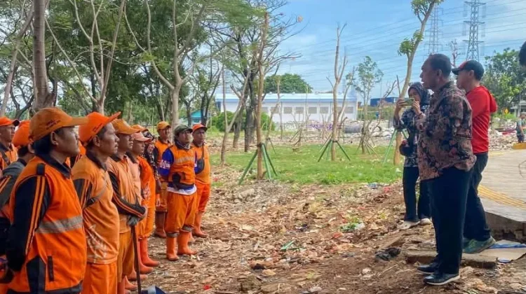 Puluhan Petugas Gabungan Percantik Area TPS Waduk Cincin