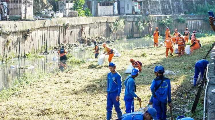 Gerak Cepat Atasi Sedimentasi, Wali Kota Jakpus Pimpin Kerja Bakti Kali Ciliwung