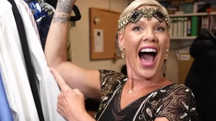 Pink Resmi Ditunjuk Jadi Host Tony Awards 2026