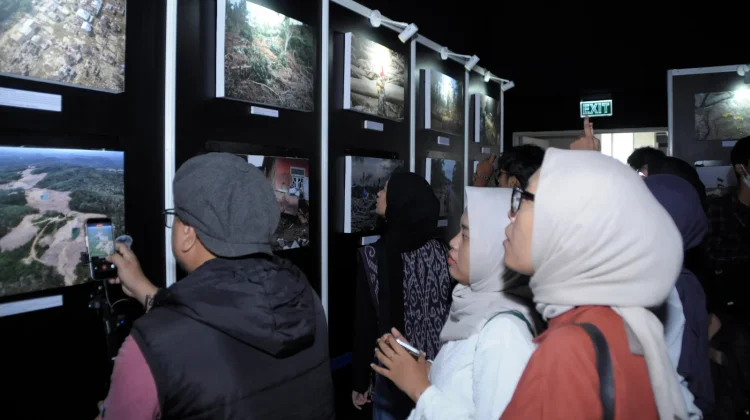 Lensa yang Bersuara di tengah Krisis Lingkungan