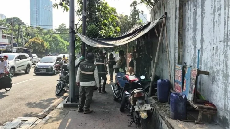 Satpol PP Tertibkan Bangunan Liar dan PKL di Kemayoran