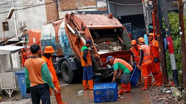 LH Jakbar Kerahkan 100 Personel Tangani Sampah di Rusun Tambora