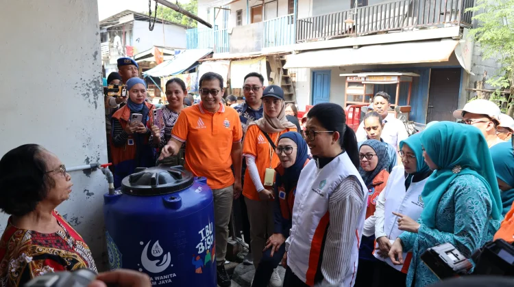 PAM JAYA dan TPPKK DKI Bagi Toren Air Gratis ke Warga Jakut