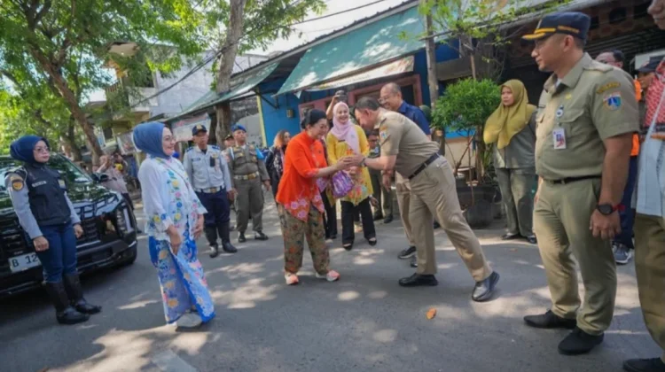 Hari Kartini, PAM Jaya Beri Bantuan Toren Air