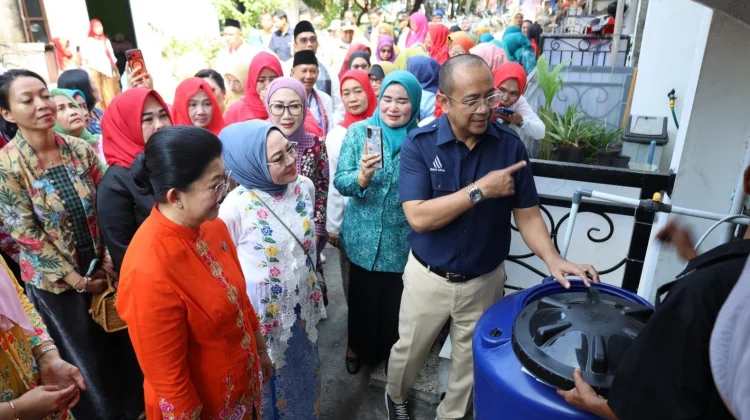 PAM JAYA Bagi Toren Air Gratis ke Ibu Pejuang Keluarga