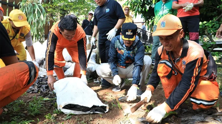 Tim Gabungan Bersihkan Ikan Sapu sapu di Pintu Air Setu Babakan