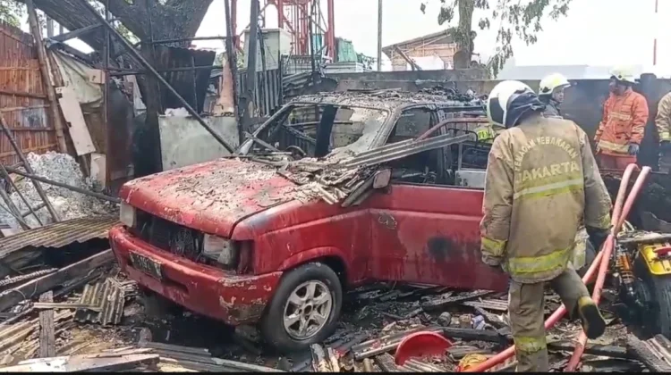 Bengkel di Cengkareng Ludes Terbakar, Diduga Akibat Pembakaran Sampah