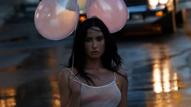 Demi Lovato Rilis Low Rise Jeans dan Album Deluxe