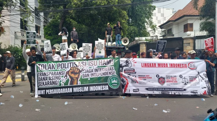 Ratusan Massa Unjuk Rasa di YLBHI, Tuntut Transparansi Dana