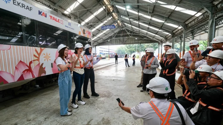Seniman Muda Warnai Gerbong Kereta Api Indonesia