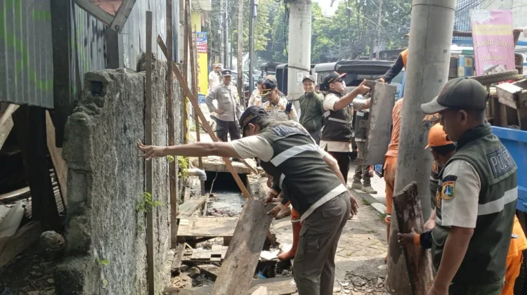 Petugas Tertibkan Lapak PKL dari Enam Ruas Jalan di Kebon Jeruk