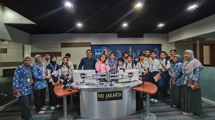 Kenalkan Media Radio, Siswa SMP Melati Indonesia Kunjungi RRI Jakarta