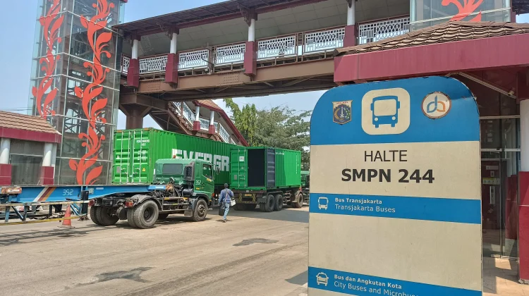 Fasilitas JPO Marunda Memprihatinkan: Kaca Pecah, Lift Mati