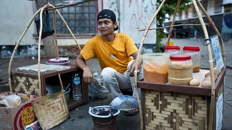 Kilau Kenangan Angkat Nostalgia Jajanan Sekolah