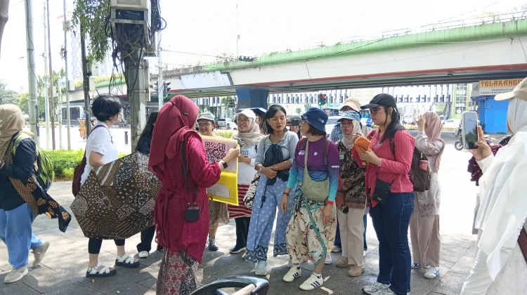 'Walking Tour' Tren Baru Wisata Kota di Jakarta