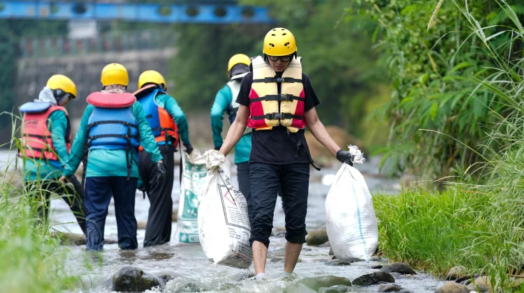 Peringati Hari Bumi, PLN EPI Bersihkan Sungai Ciliwung
