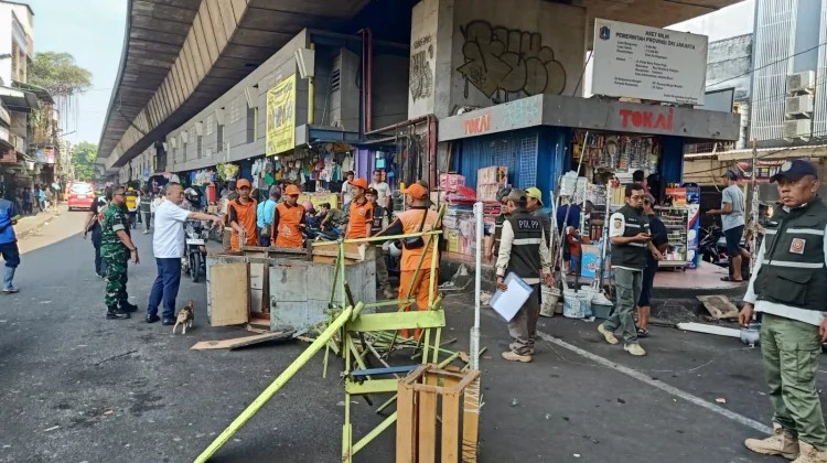 Petugas Gabungan Tambora Tertibkan PKL dan Trotoar di Roa Malaka