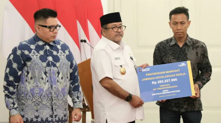 Rano Karno Serahkan Santunan untuk Korban Kecelakaan Kereta di Bekasi