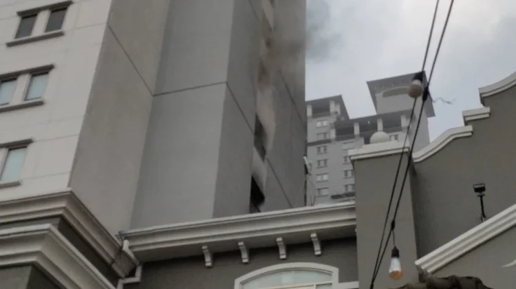 Kebakaran Apartemen Mediterania Tanjung Duren, Penghuni Berhamburan Keluar