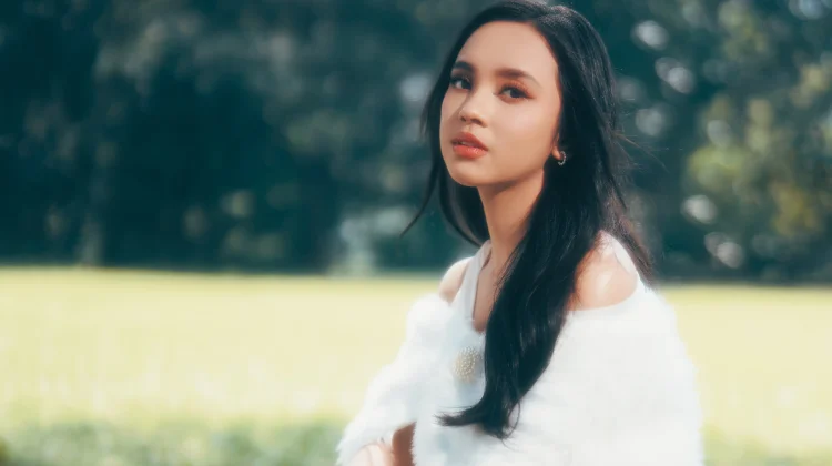 Lyodra Sapa Penikmat Musik lewat 'Pura Pura'