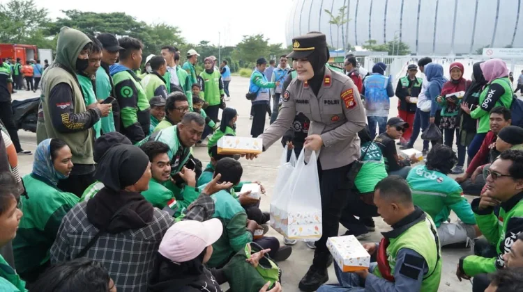 May Day, Polres Jakut Bagikan Makanan untuk Buruh