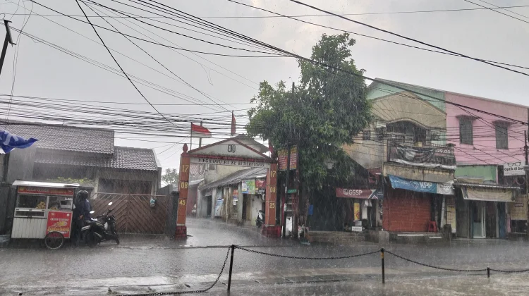 Hujan Deras dan Angin Kencang Terjang Depok, Warga Diimbau Waspada