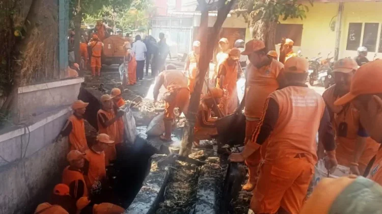 Kelurahan Tomang Angkut 150 Karung Sampah dari Saluran Air