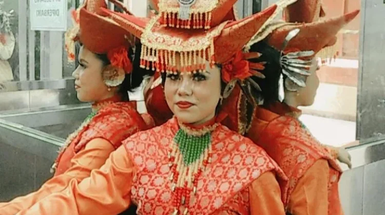 Meniti Jejak Seni dan Pendidikan, Dedikasi Seorang Guru Tari Muda Minangkabau
