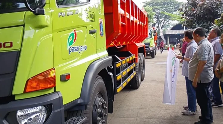 Perumda Pasar Jaya Luncurkan Lima Truk Sampah di Pasar Induk Kramat Jati