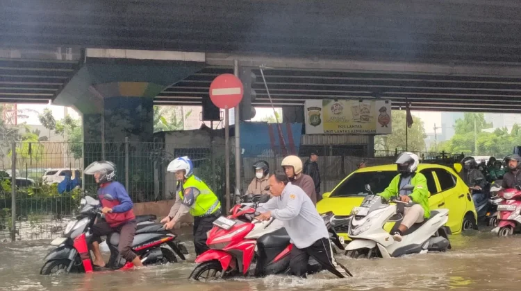Banjir Genangi Simpang Lampu Merah Puri, Ratusan Kendaraan Mogok