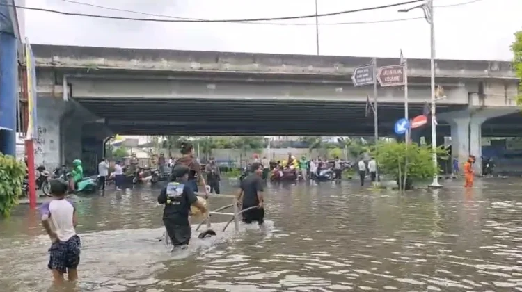 Berkah Banjir di Jakarta, Jasa Penyebrangan Gerobak "Banjir Cuan"