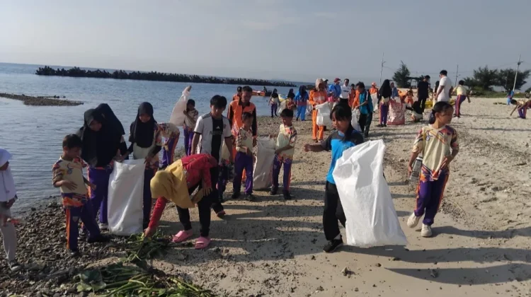 Peringati Hardiknas, Warga Pulau Untung Jawa Gelar Kerja Bakti