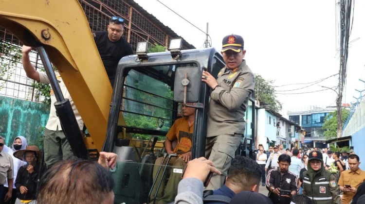 Ratusan Petugas Tertibkan 15 Rumah Dinas PAM Jaya di Benhil
