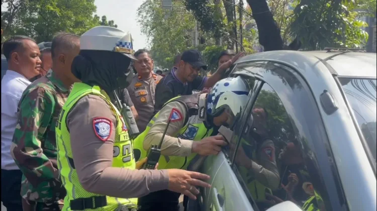 Sopir Minibus Ditemukan Meninggal di dalam Mobil di Cengkareng