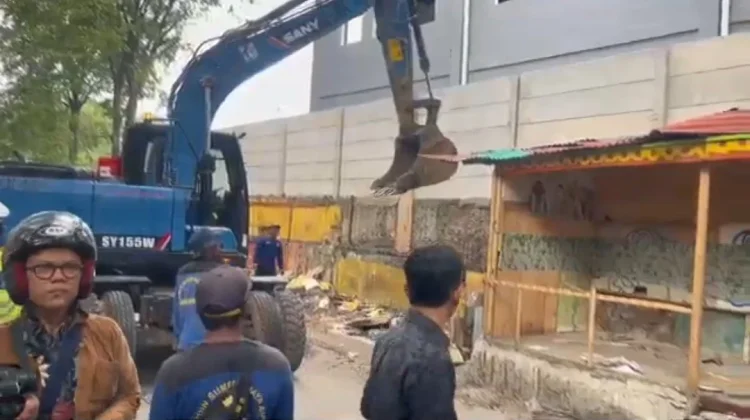 Pemkot Jakbar Bongkar Bangunan Liar di Cengkareng Timur