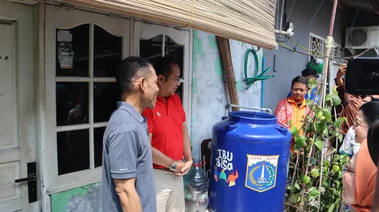 PKK DKI dan PAM JAYA Bagikan 357 Toren Air Gratis ke Warga