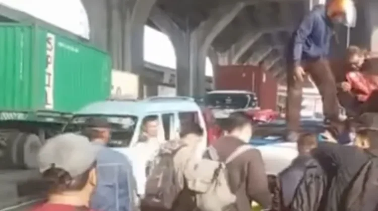 Mikrotrans Terbalik di Cilincing, Warga Evakuasi Penumpang