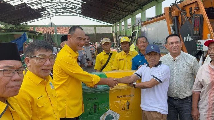 Golkar DKI Serahkan Lima Gerobak Sampah ke Warga Kayu Manis