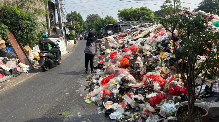 Sampah Meluber di Benhil, Warga Keluhkan Bau dan Jalan Licin