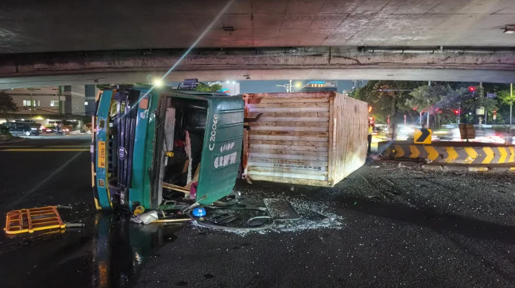 Truk Kontainer Terbalik di Tomang